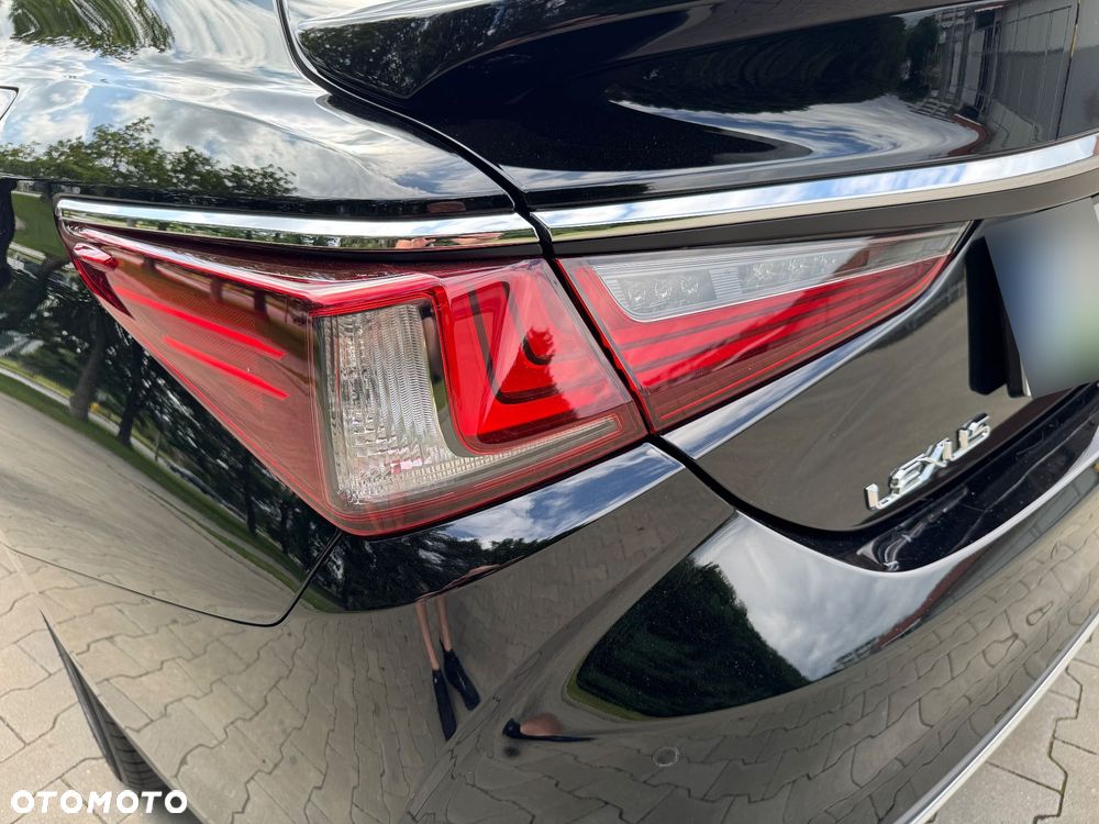 Lexus ES 300h Business Edition + - 27