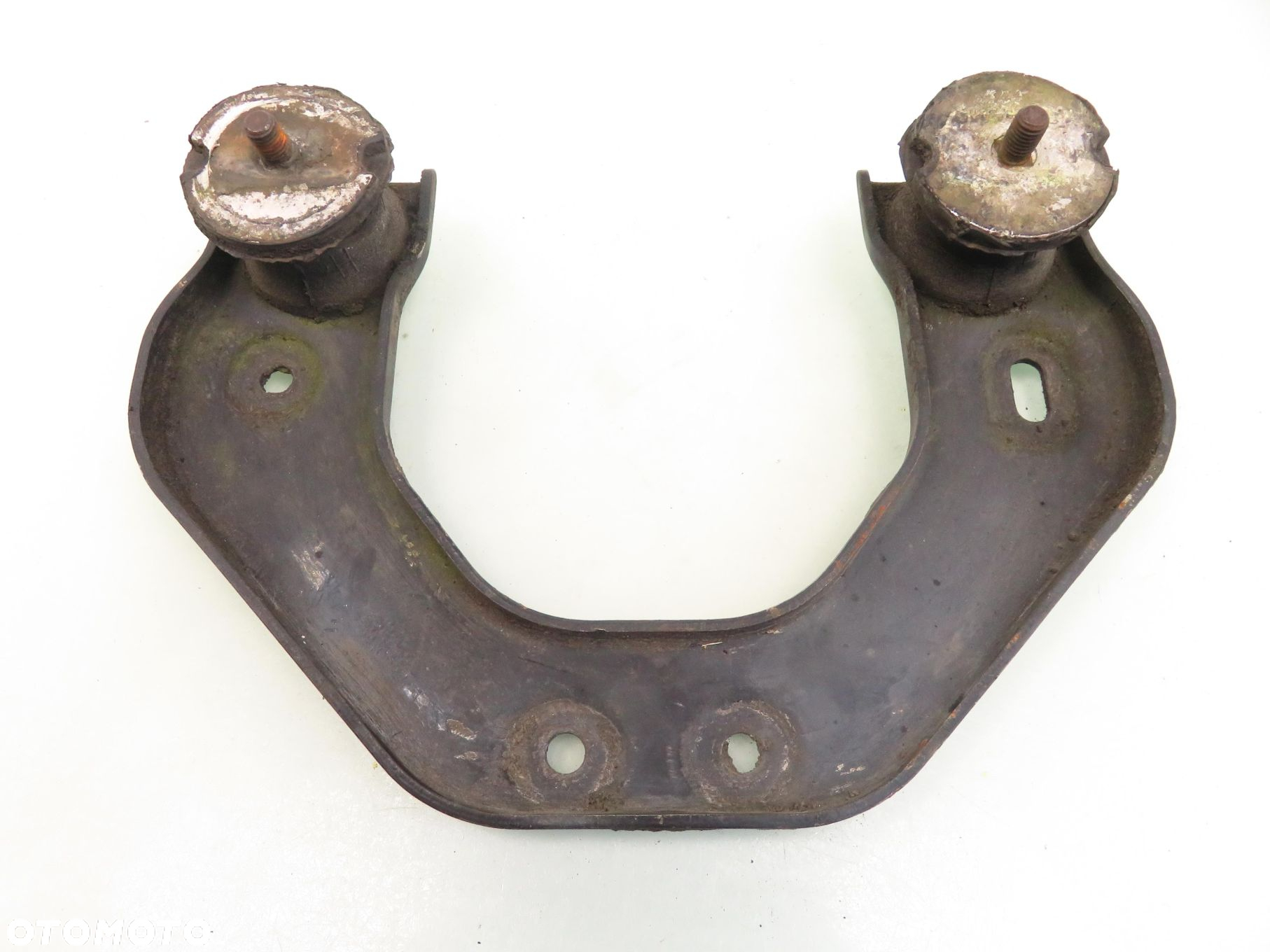 BELKA POD SKRZYNIE BMW  E34 520 i - M50B20 - 3