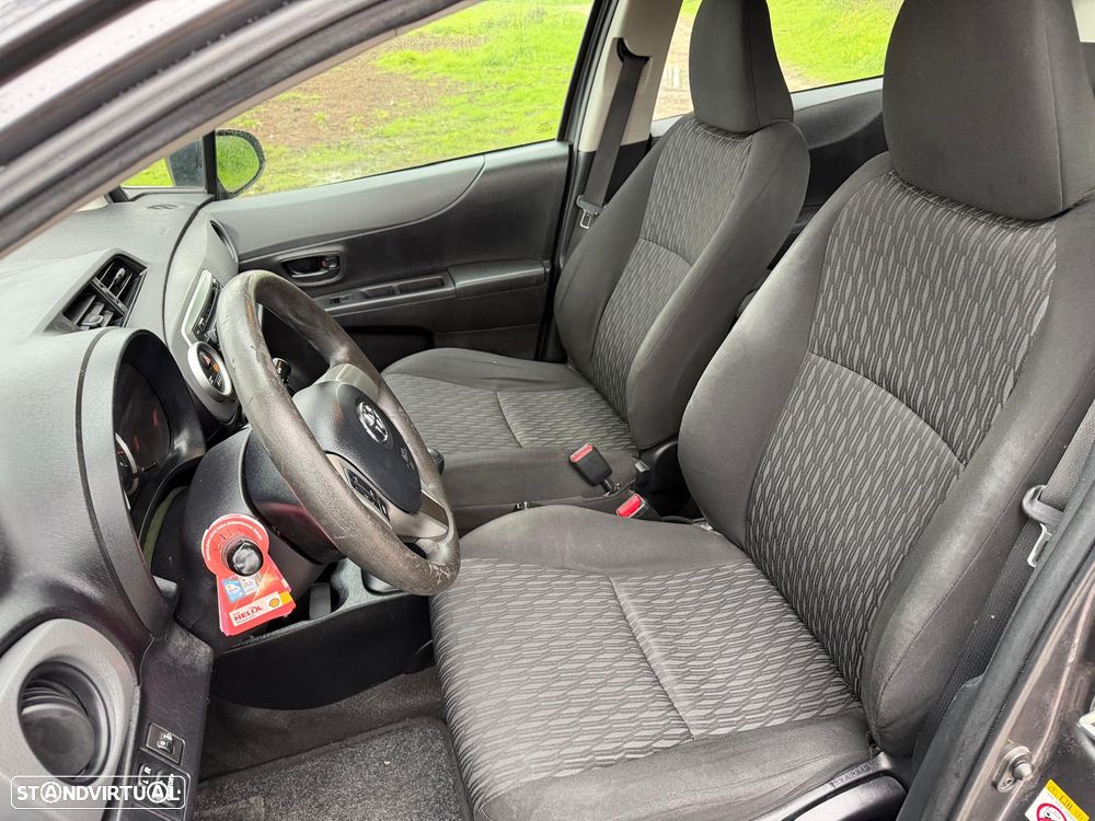 Toyota Yaris 1.0 VVT-i Comfort c/ Design-Pack - 12