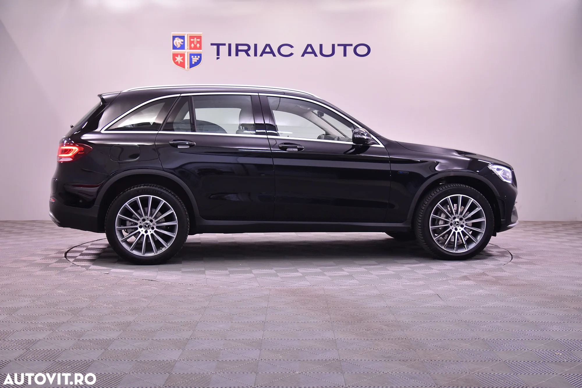 Mercedes-Benz GLC 300 e 4Matic 9G-TRONIC AMG Line - 6