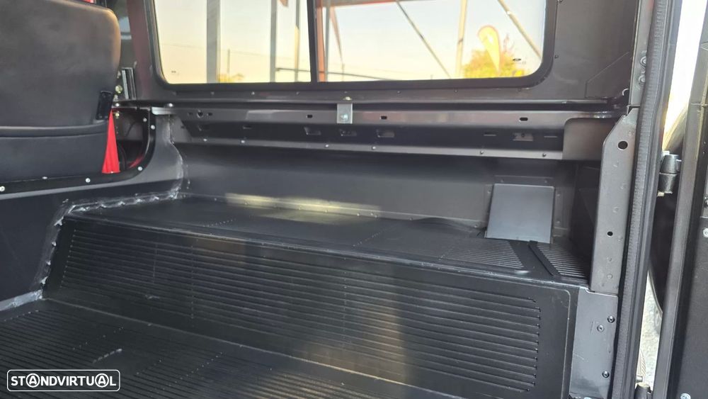 Land Rover Defender 90 SW 2.2 CRD E - 29