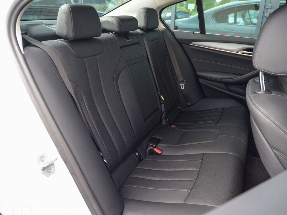 BMW Seria 5 518d mHEV - 30