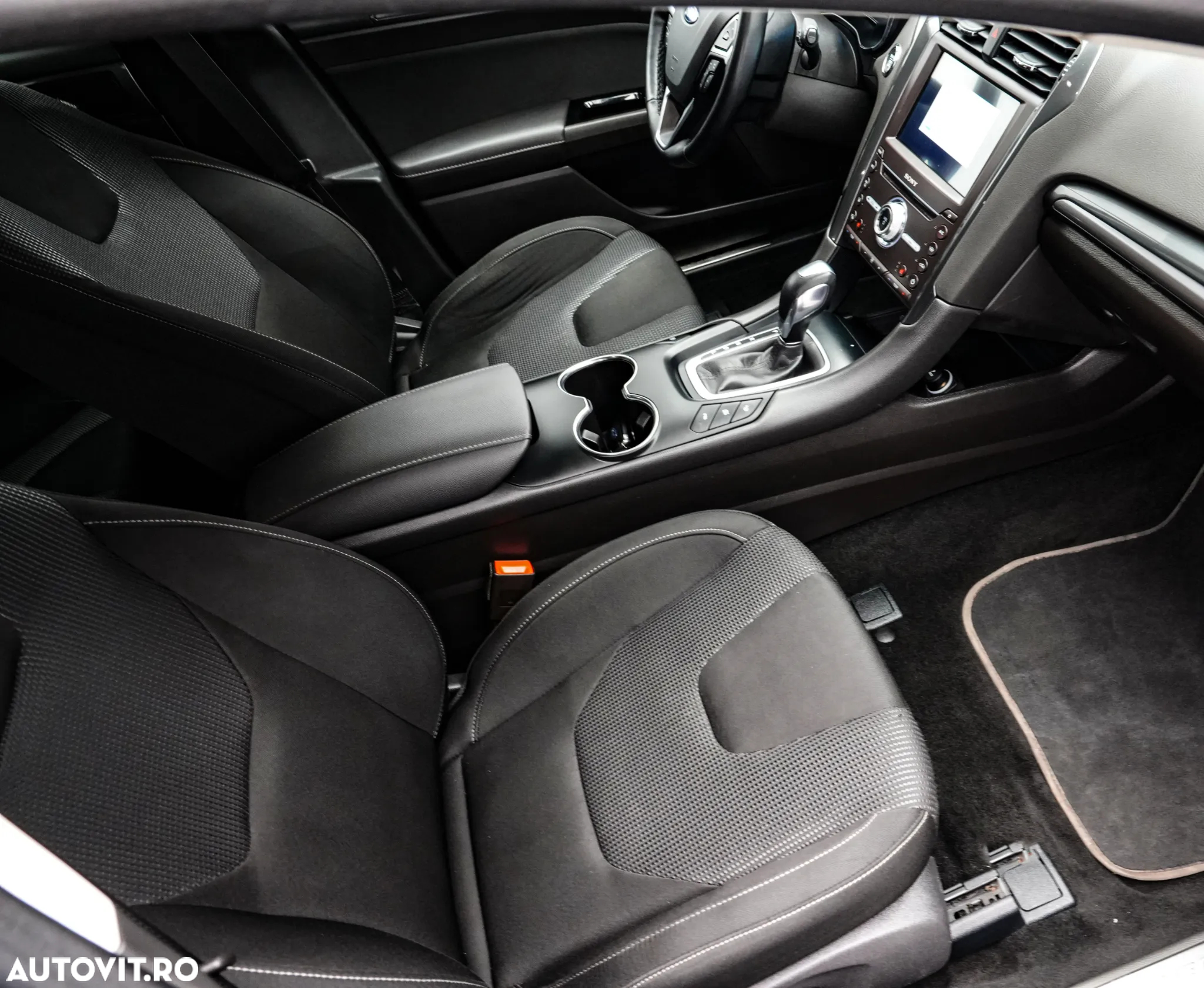 Ford Mondeo 2.0 HEV Titanium - 13