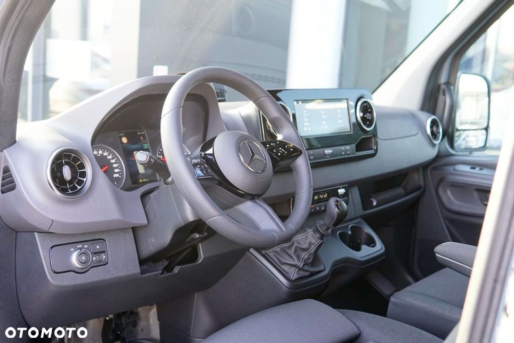 Mercedes-Benz Sprinter - 13
