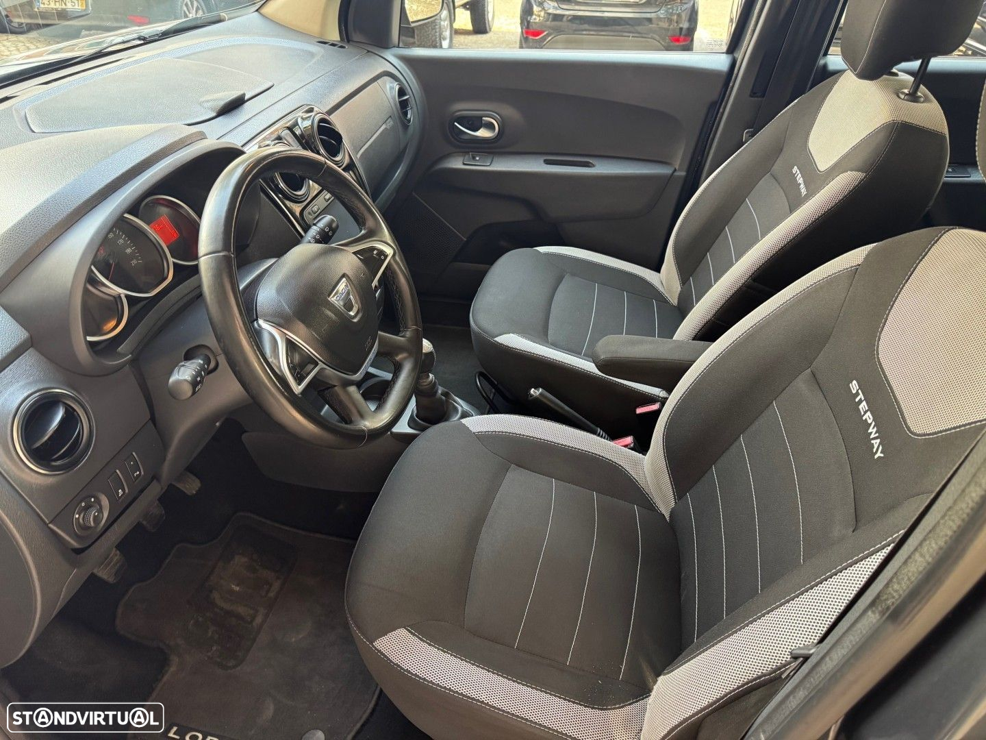 Dacia Lodgy 1.5 Blue dCi Stepway 7L - 9