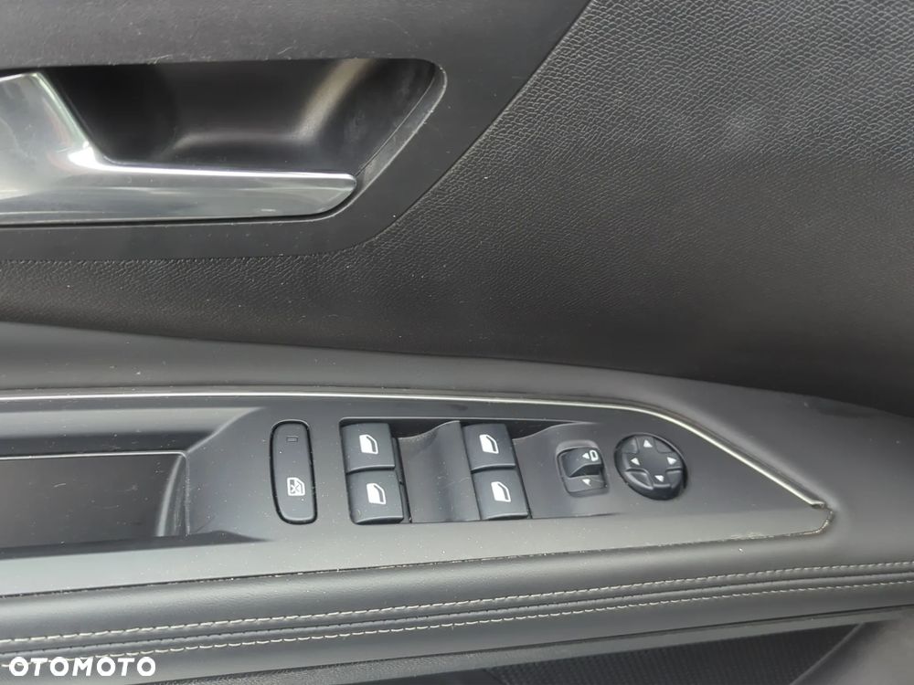 Peugeot 5008 1.6 BlueHDI Allure S&S EAT6 - 23