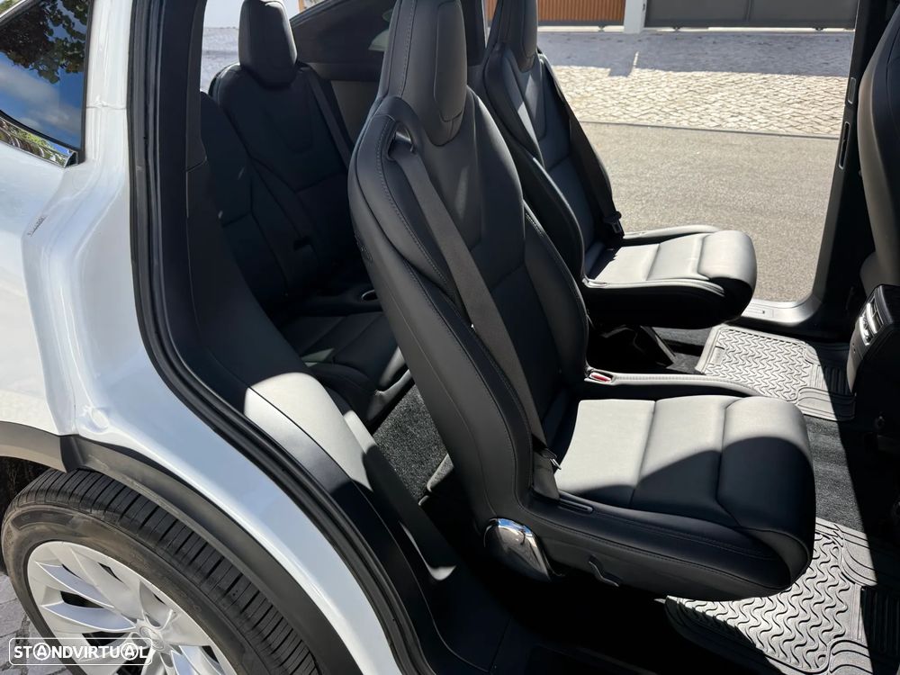 Tesla Model X - 8
