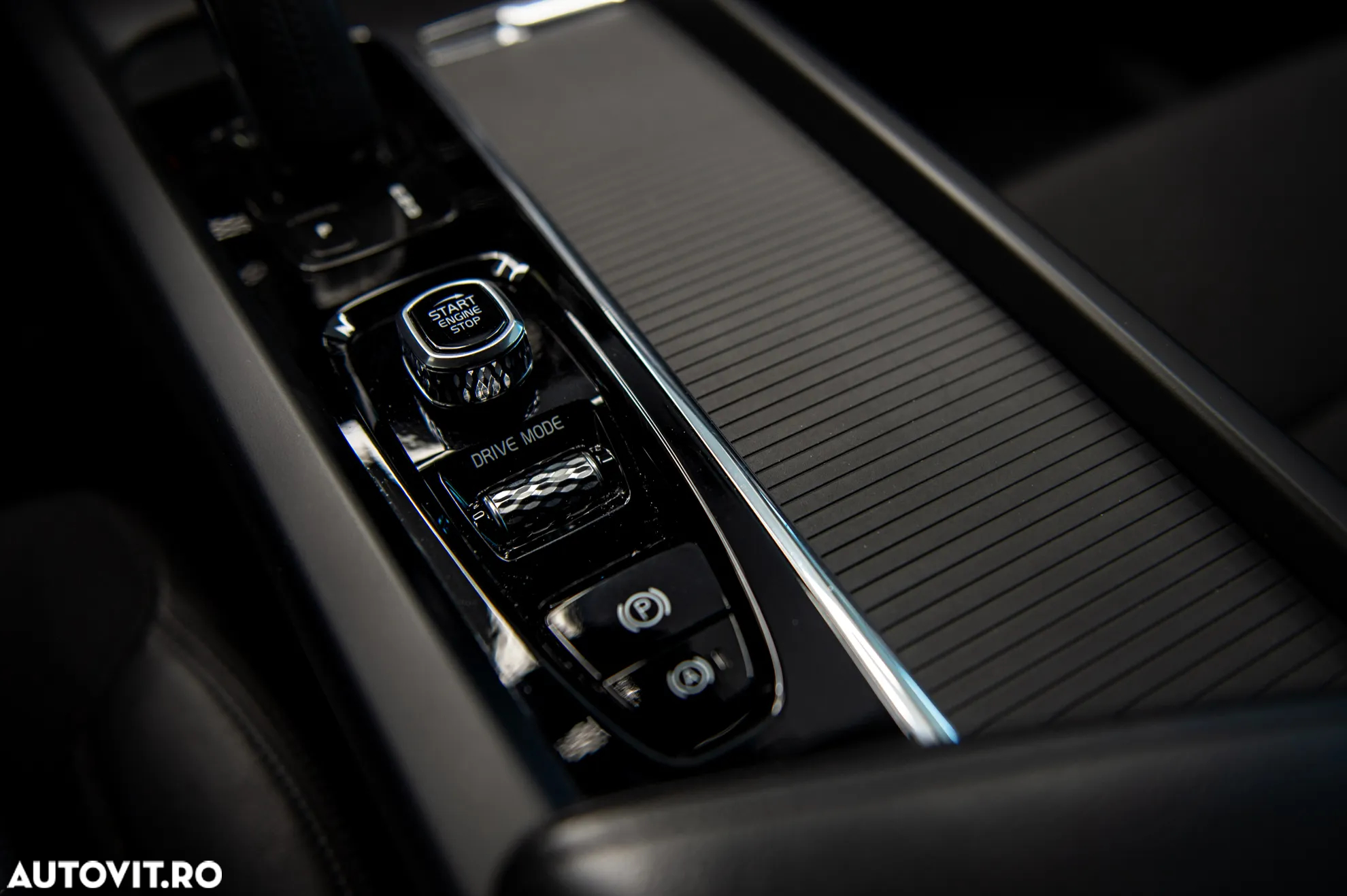 Volvo XC 60 B4 MHEV AWD Momentum Pro - 26