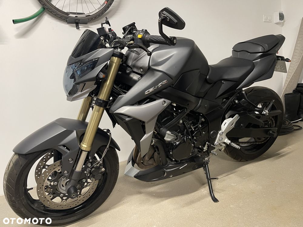 Suzuki GSR - 3