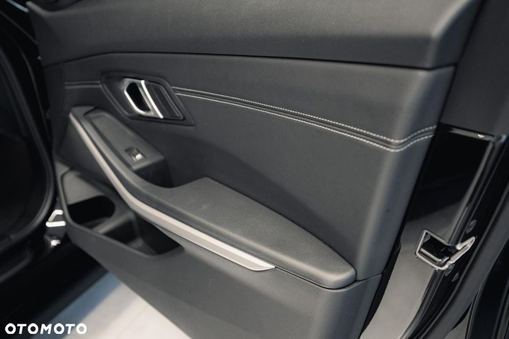 BMW Seria 3 330i Advantage - 31