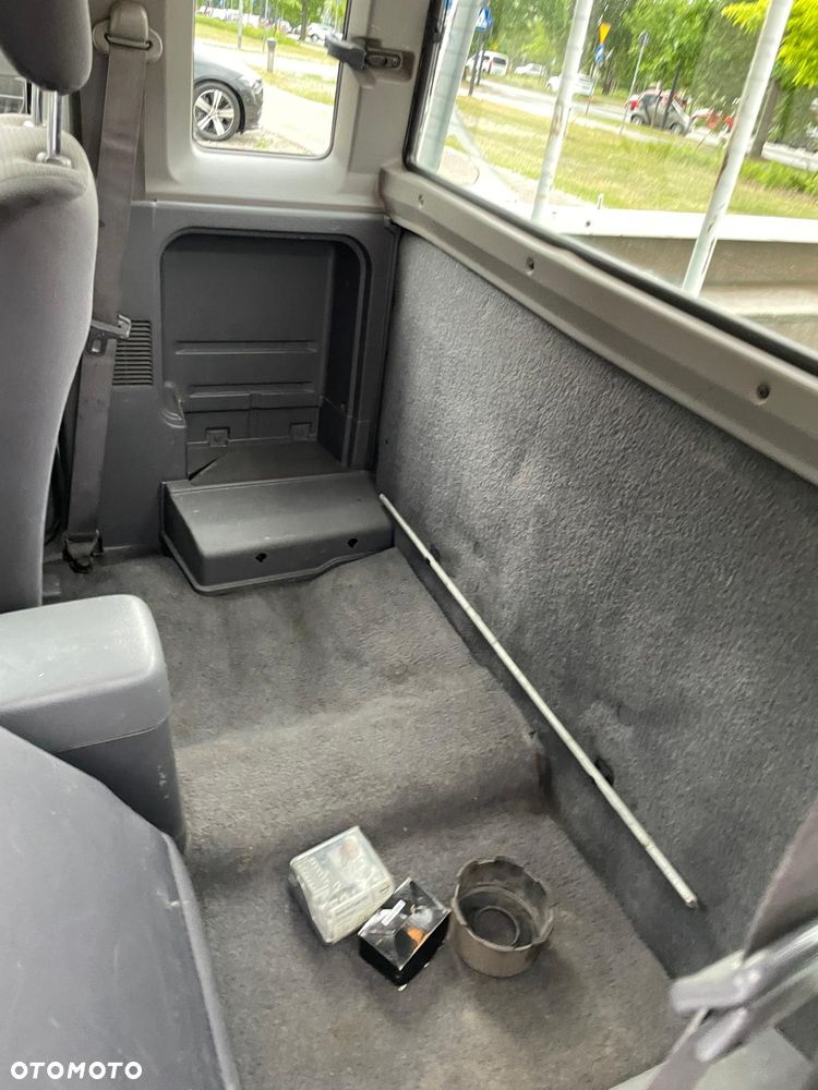 Nissan Pickup - 11