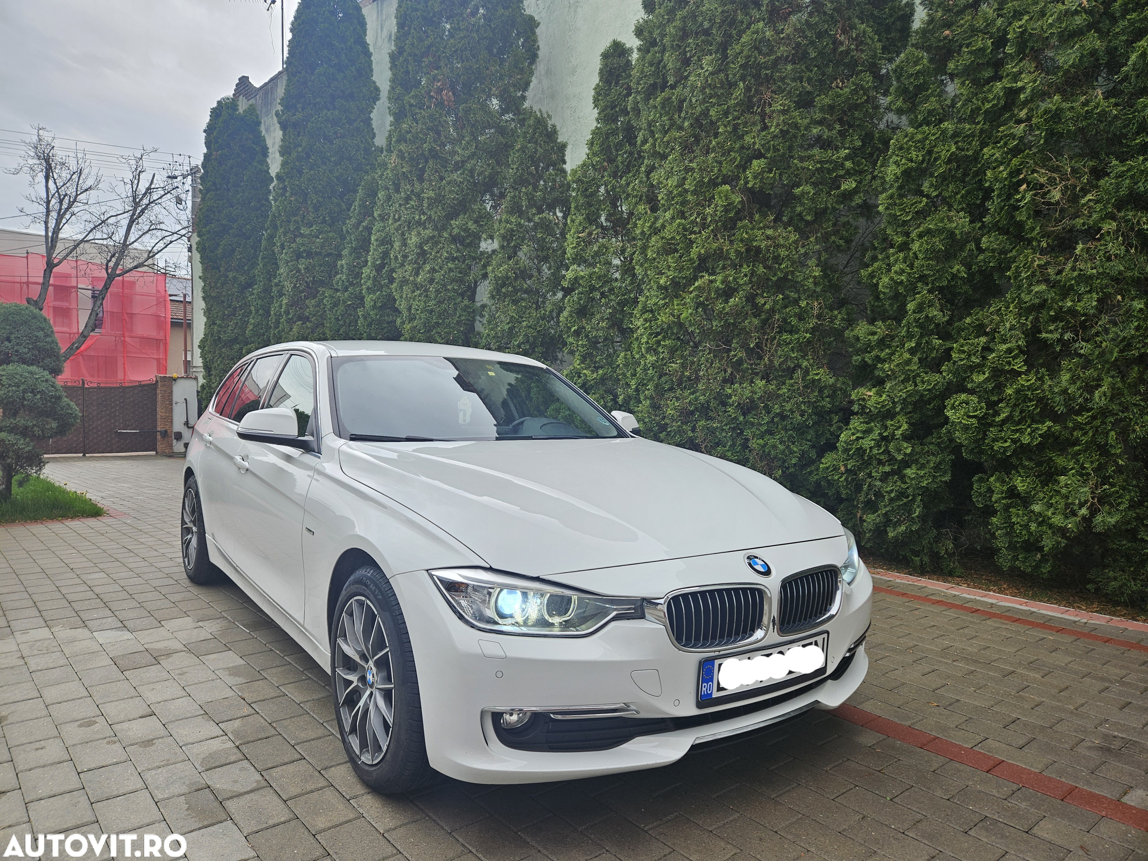 BMW Seria 3 320d xDrive DPF Touring Aut. - 3