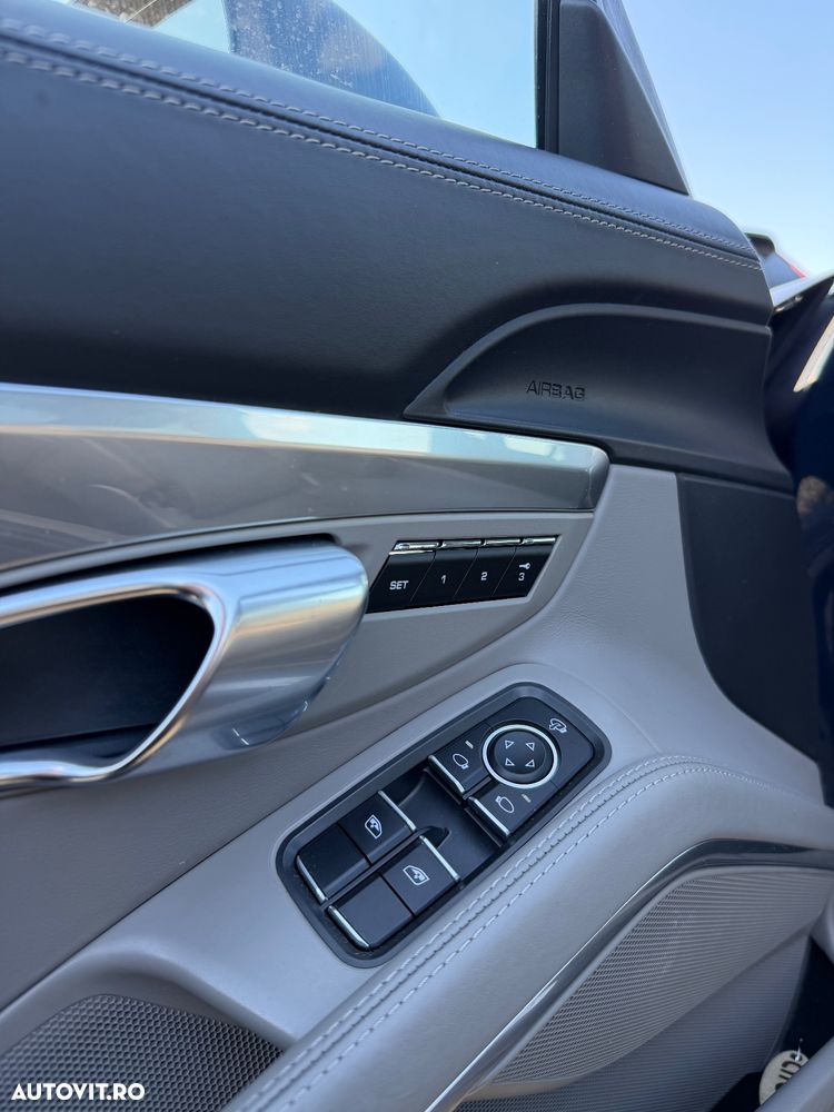 Porsche 911 Carrera 4 - 11