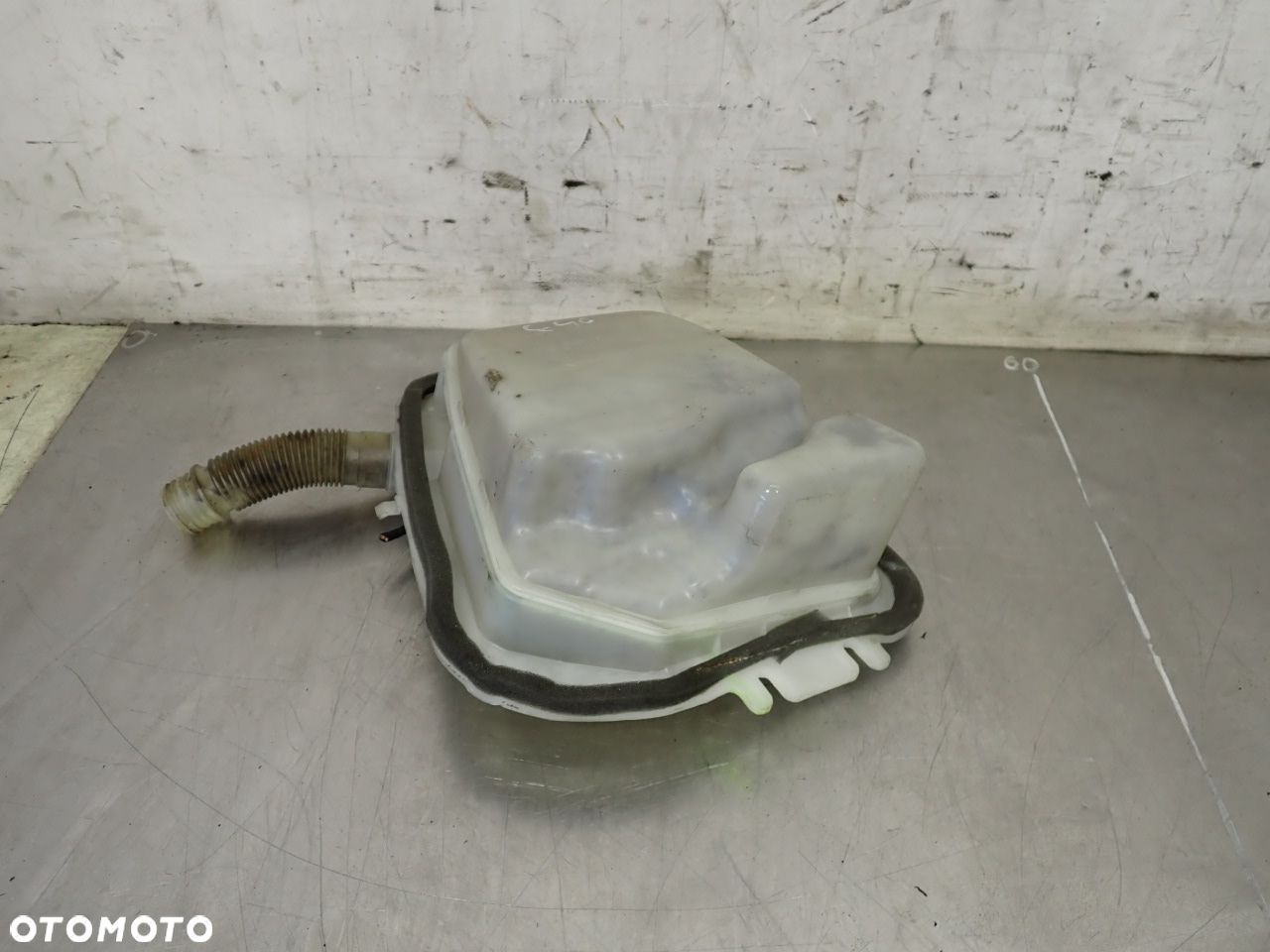 ZBIORNICZEK SPRYSKIWACZY TYŁ BMW E46 1.9 61688374557 - 1