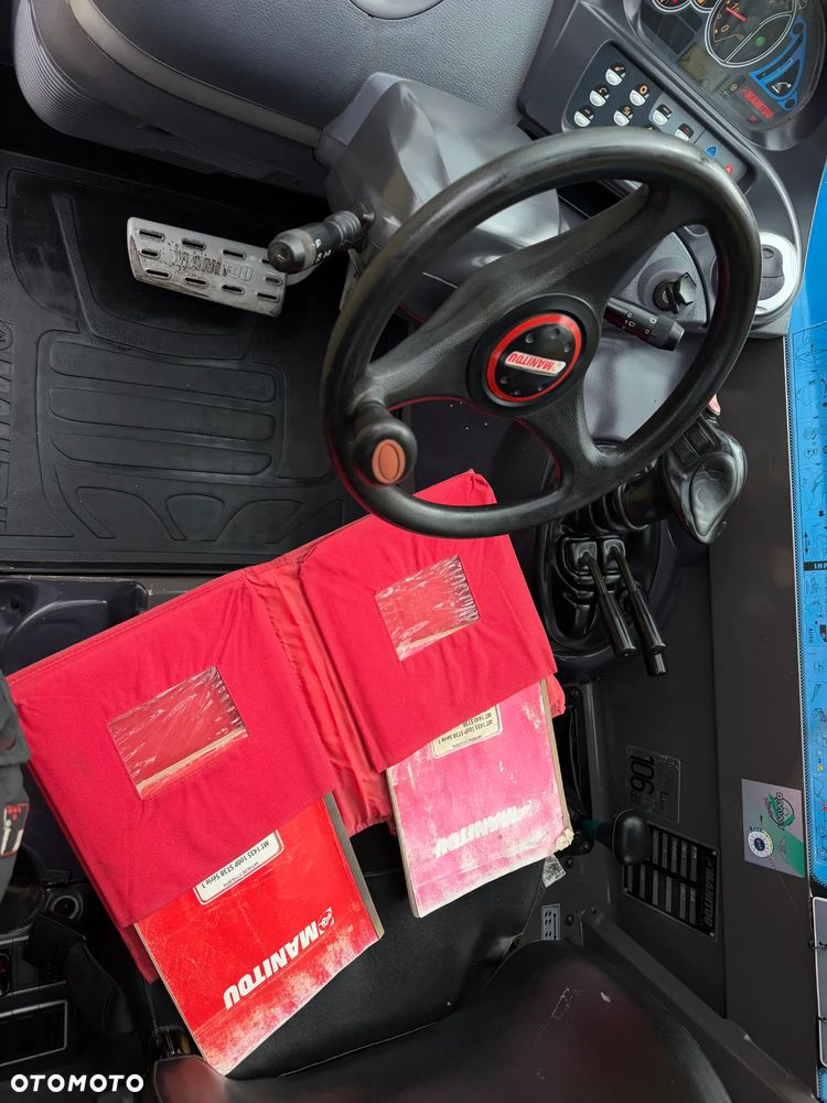 Manitou MT1840. Ładowarka Teleskopowa 18 metrów wysuw! UDŹWIG 4 TONY! Przebieg 2600 mtg. jak Nowa z SALONU. 2016 rok. z Norwegii z Gospodarstwa rolnego! Silnik PERKINS Turbo 110 km. Aktualne Serwisy w Dekra. Nowy Model sterowane wszystko z 1 dżojstika. Ani deka luzów czy wycieku. OKAZJA! Jazda REWERS + 4 biegi. Skręt 3 tryby. Wyjście Hydrauliczne pod przyczepę i oświetlenie, Poziomowanie ośi stabilizatory! Wyjścia Hydrauliczne na maszt! Okazja - 31