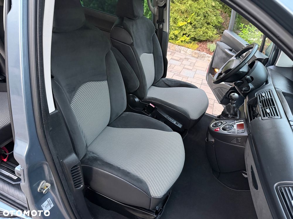 Peugeot 807 HDi 135 Allure - 16