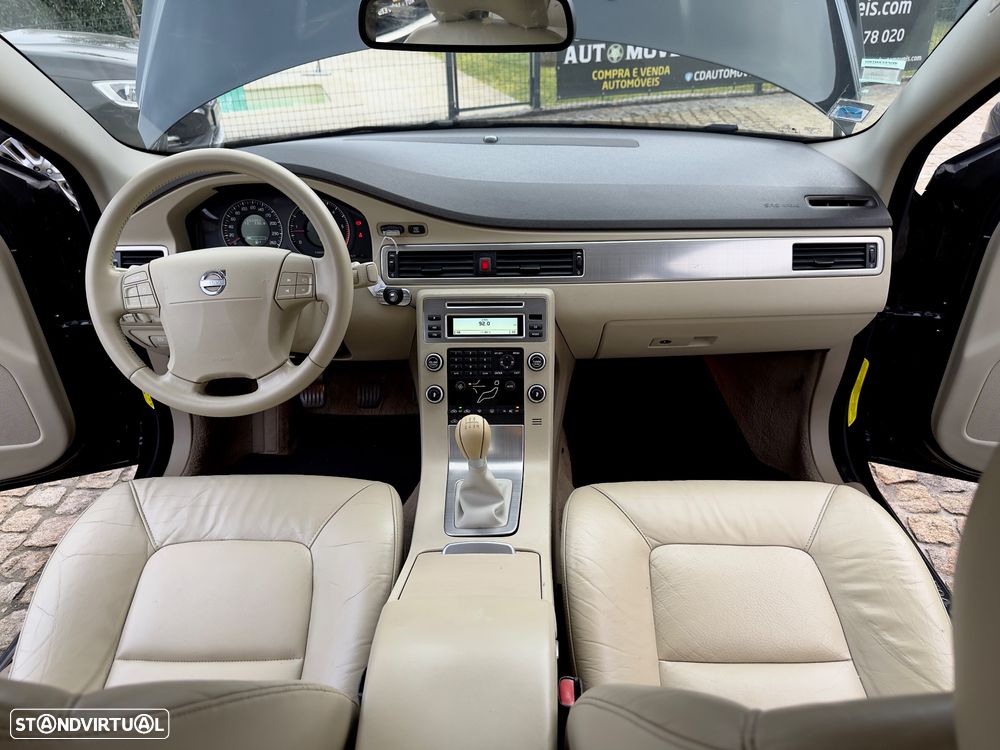 Volvo V70 2.4 D5 Momentum - 8