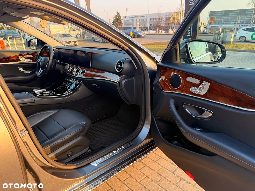 Mercedes-Benz Klasa E 220 d 4-Matic 9G-TRONIC - 19