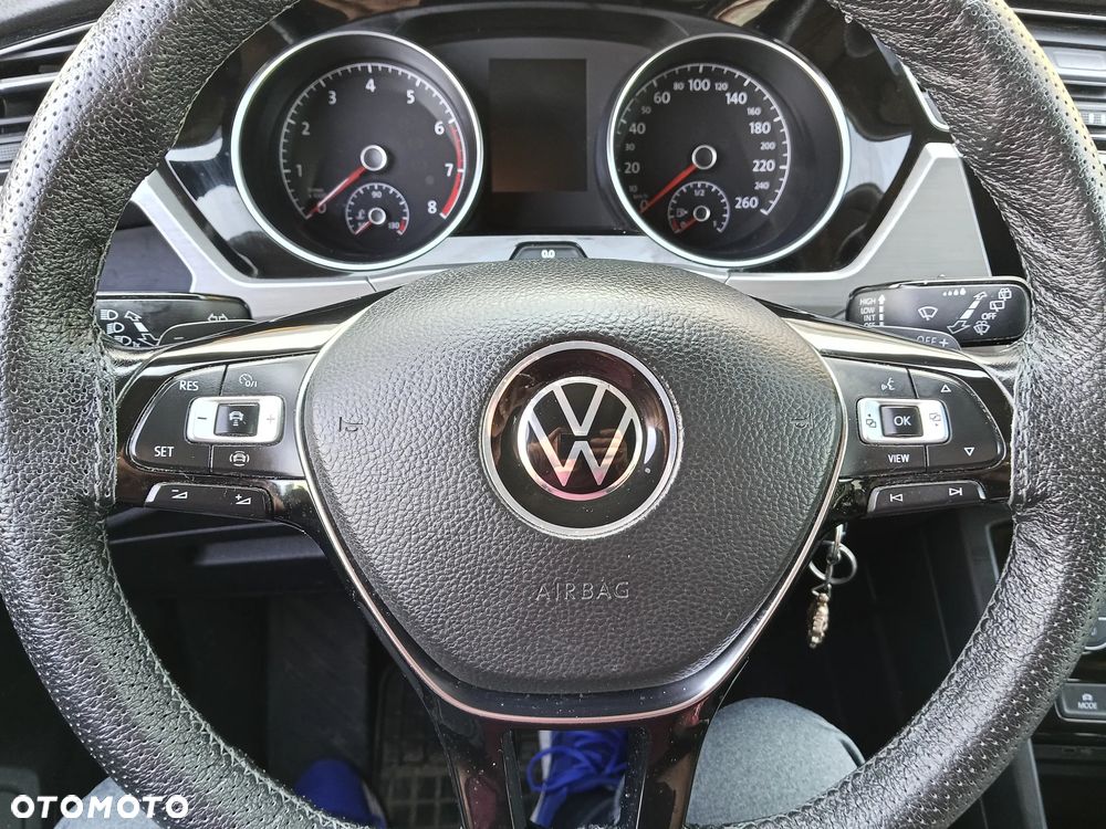 Volkswagen Touran - 1