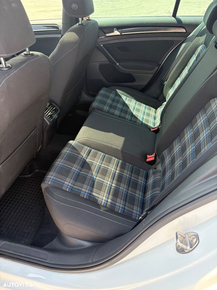 Volkswagen Golf - 11