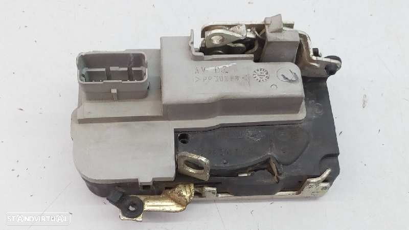 FECHADURA PORTA FRONTAL DIREITA PEUGEOT 206+ 2009 -9136S7 - 2