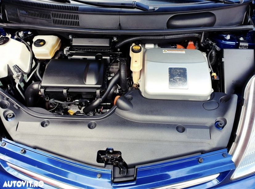 Toyota Prius (Hybrid) Sol - 12
