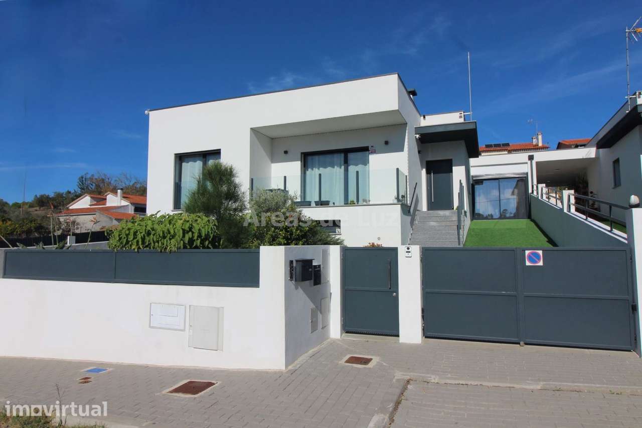 Moradia Térrea com Cave e Piscina - Grande imagem: 2/25