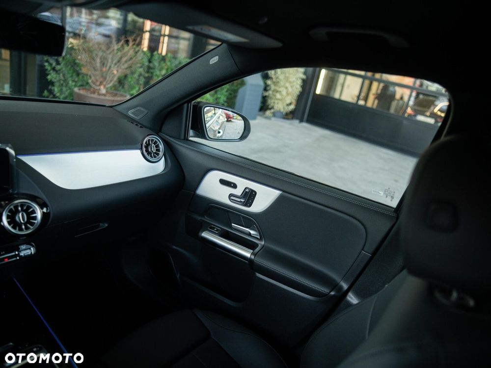Mercedes-Benz GLA - 17