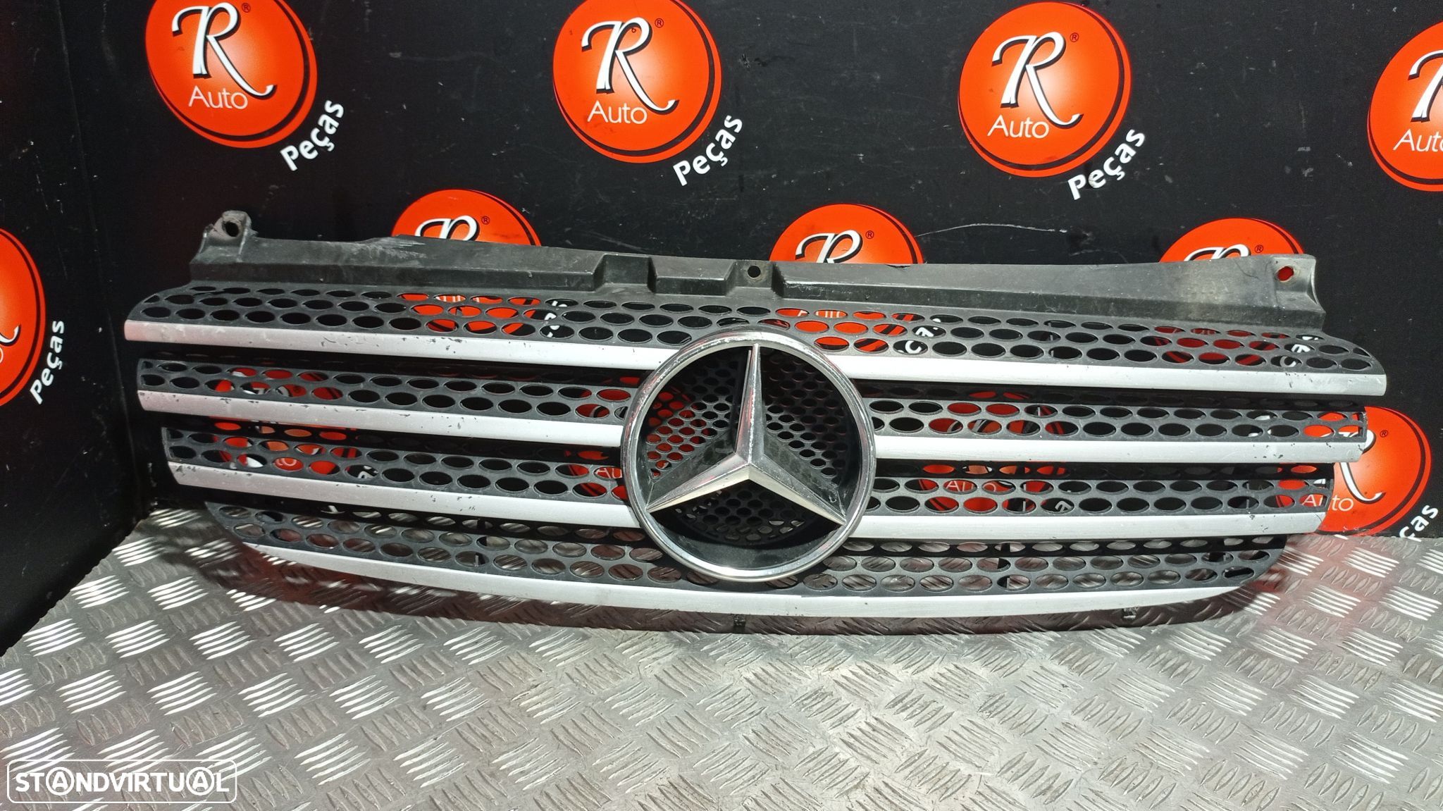 Grelha Frontal Mercedes-Benz Vito / Mixto Caixa (W639) - 1