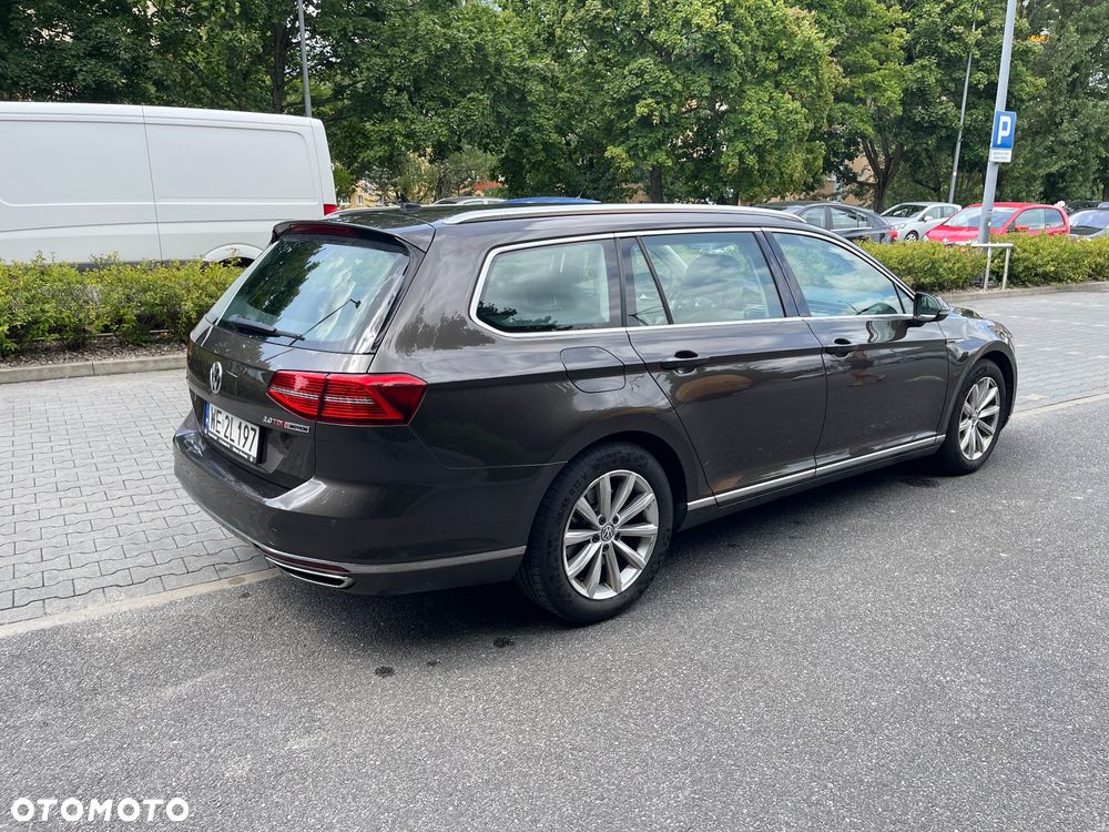 Volkswagen Passat - 4