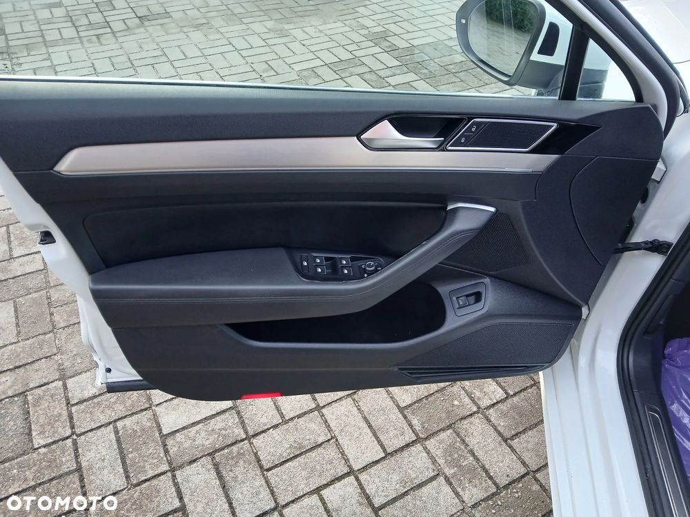 Volkswagen Passat 1.6 TDI SCR DSG - 10
