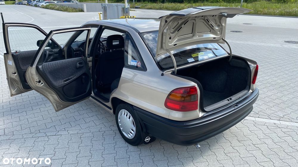 Opel Astra 1.4 GL - 13