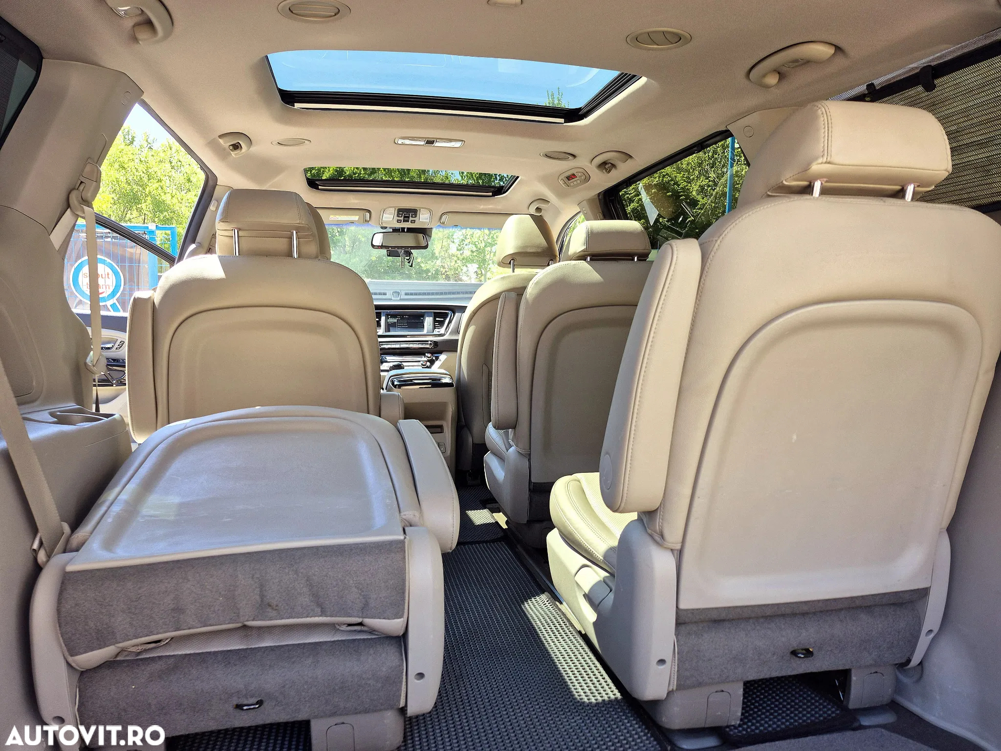 Kia Carnival - 17