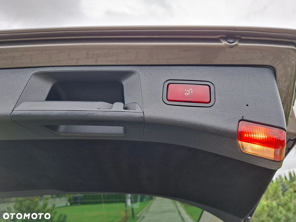 Mercedes-Benz Klasa E 250 T CDI DPF BlueEFFICIENCY Automatik Avantgarde - 30
