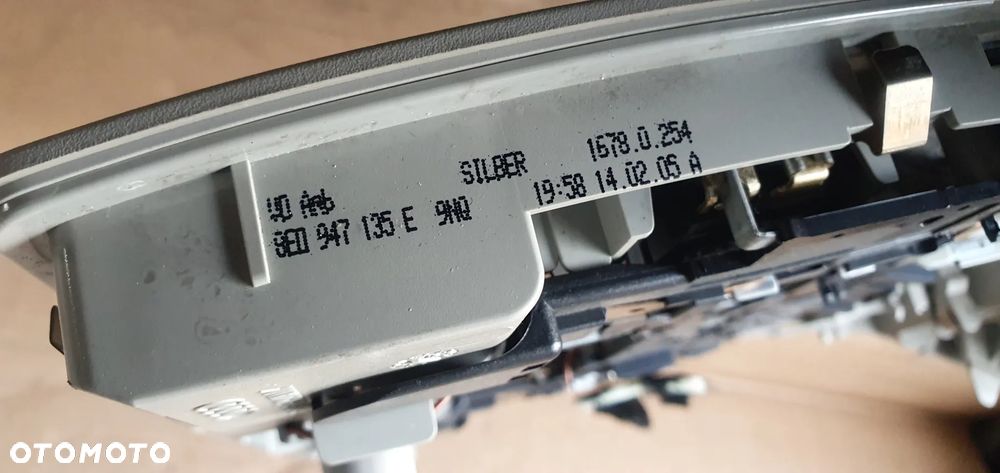 Lampka oświetlenie kabiny podsufitki Audi A3 8P 8E0947135E 8E0947565 - 8