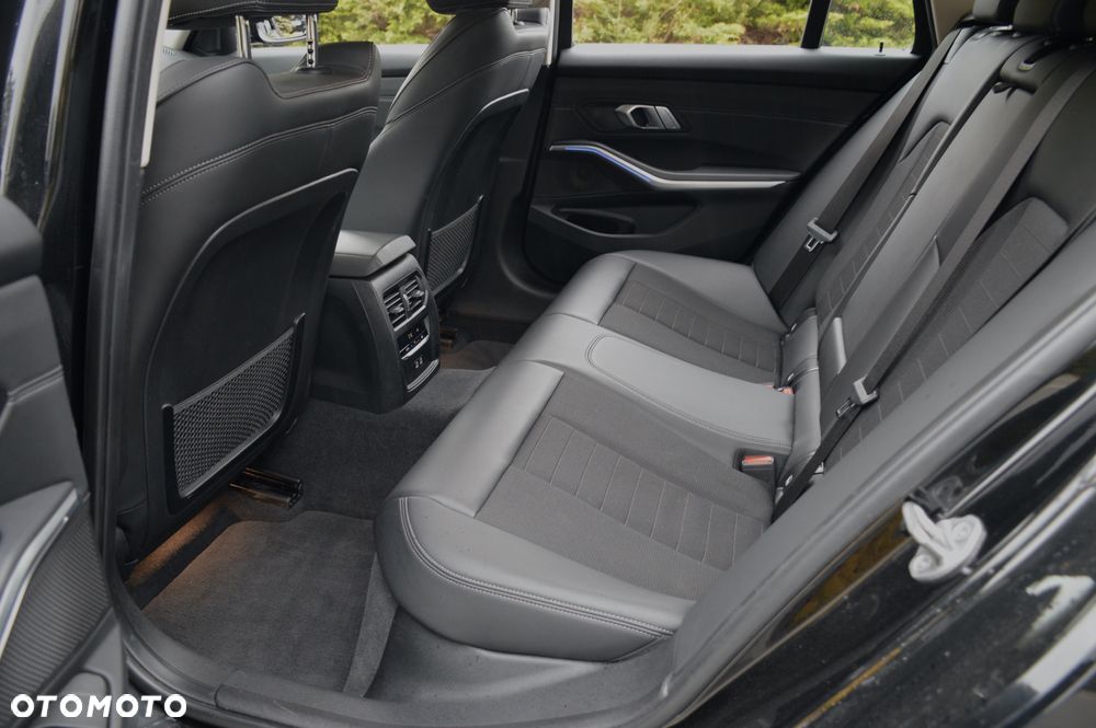 BMW Seria 3 320d Sport Line Shadow - 26