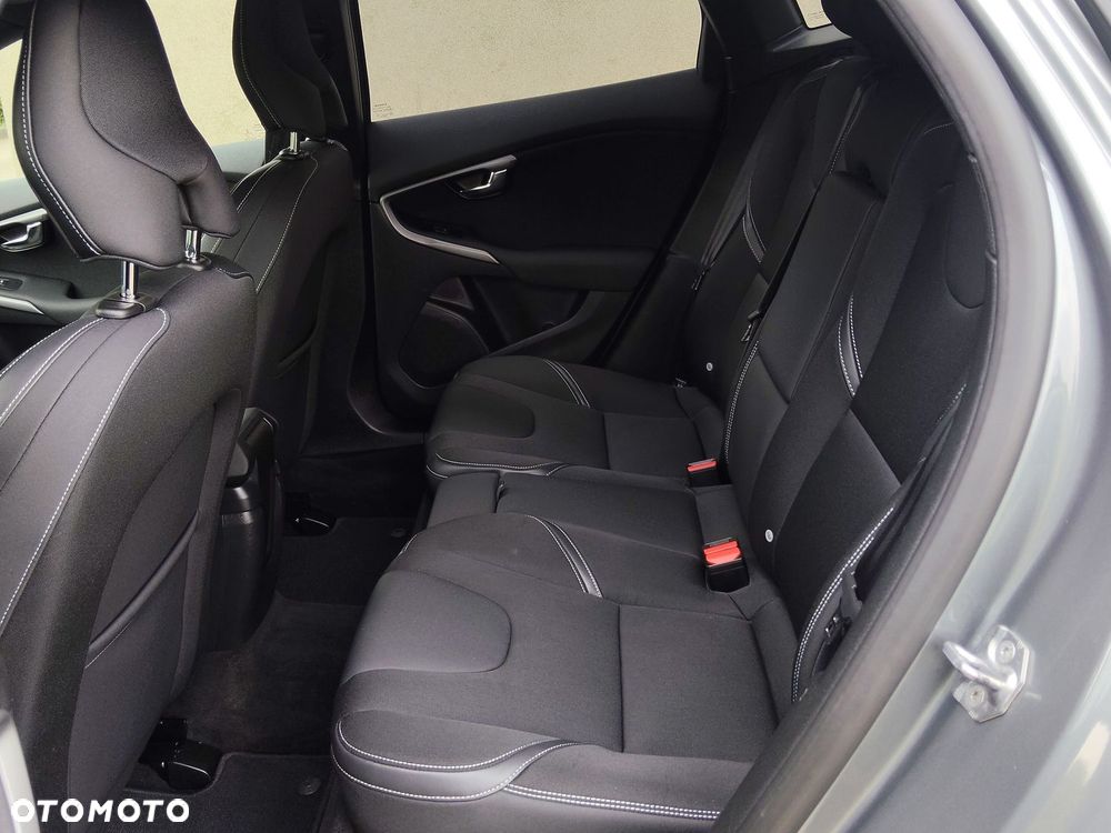 Volvo V40 T2 Momentum - 25
