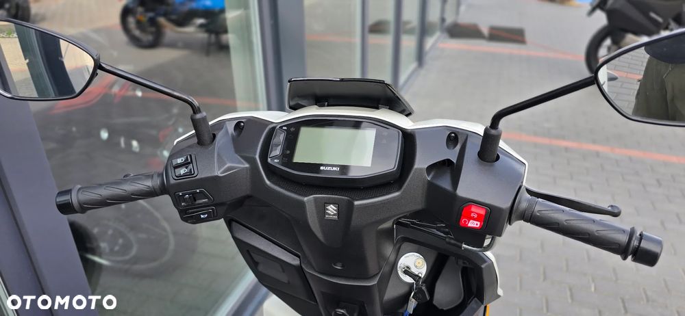 Suzuki Avenis - 19