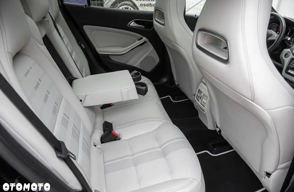 Mercedes-Benz GLA 200 7G-DCT AMG Line - 32