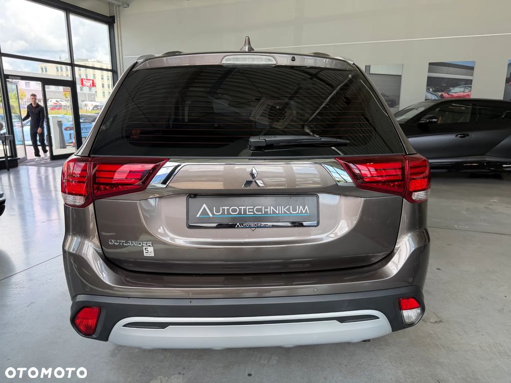 Mitsubishi Outlander 2.0 Invite + 2WD - 6