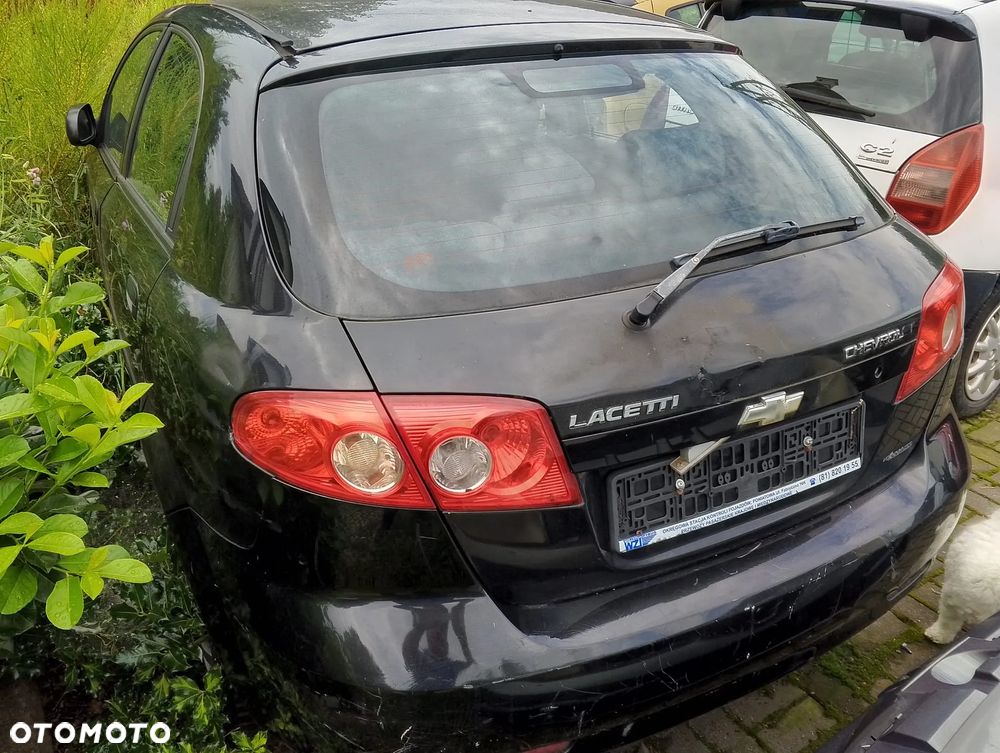 Chevrolet Lacetti I  (03-09r.) 1.4B 95KM. Silnik F14D3 Skrzynia MG5 lakier. Cały na części GWARANCJA !!!!  Przód Tył Zestaw Komplet Drzwi Klapa Zderzak Błotnik Maska Grill Atrapa Szyba Pas Lampa Lusterko Boczki Fotel Kanapa Kokpit Deska Rozdzielcza Przełącznik Włącznik Sterownik Przewody Wiązka Instalacja Moduł Komputer Czujnik Listwa Pompa Alternator Wtryski Głowica Rozrusznik Kompresor Sprzęgło Dwumas Silnik Skrzynia ABS Klimatyzacji Paliwa Wspomagania Kolektor Turbina Przepustnica Zawór Chłodnica Koło Hak Belka Sanki Zawieszenie Mcpherson Półoś Amortyzator Wydech Tłumik Zacisk Most - 4