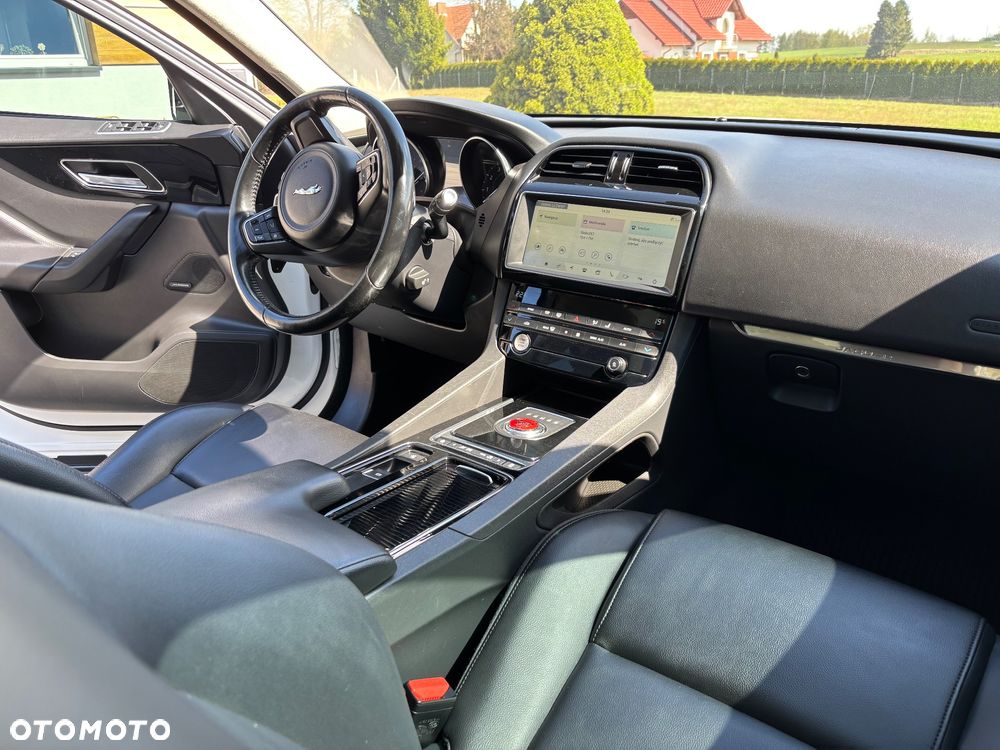 Jaguar F-Pace 25t AWD Prestige - 11
