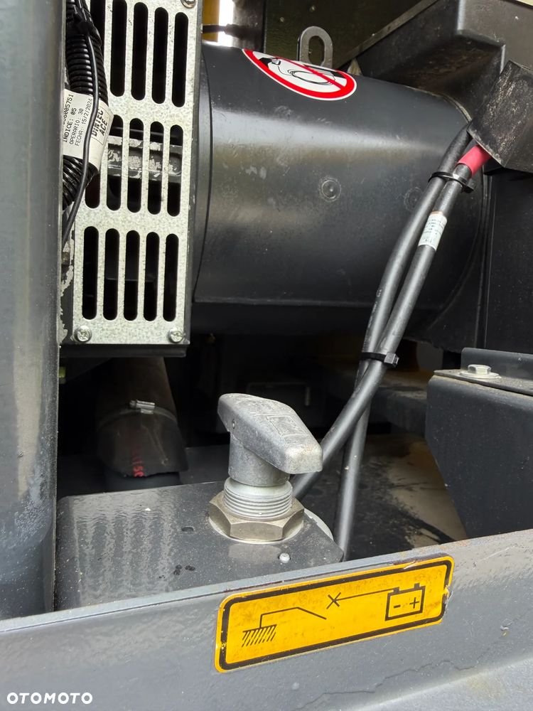 Atlas Copco QES 9 Agregat Prądotwórczy Generator prądu Wyciszony.  2018 rok. Silnik KUBOTA 3 cylindry. Agregat do pracy ciągłej. 2 x 400 VOLT oraz 230. Agregat w Bardzo ładnym stanie jak z Salonu. Sprowadzony z Norwegii. Agregat posiada bardzo dużo zabezpieczeń prądowych. Bezpieczna maszyna! Prądnica MECCALTE ECP3 1L4 najlepsza marka światowa! OKAZJA TANIO Profesjonalny przemysłowy sprzęt! Dokumenty inst. obsługi - 19