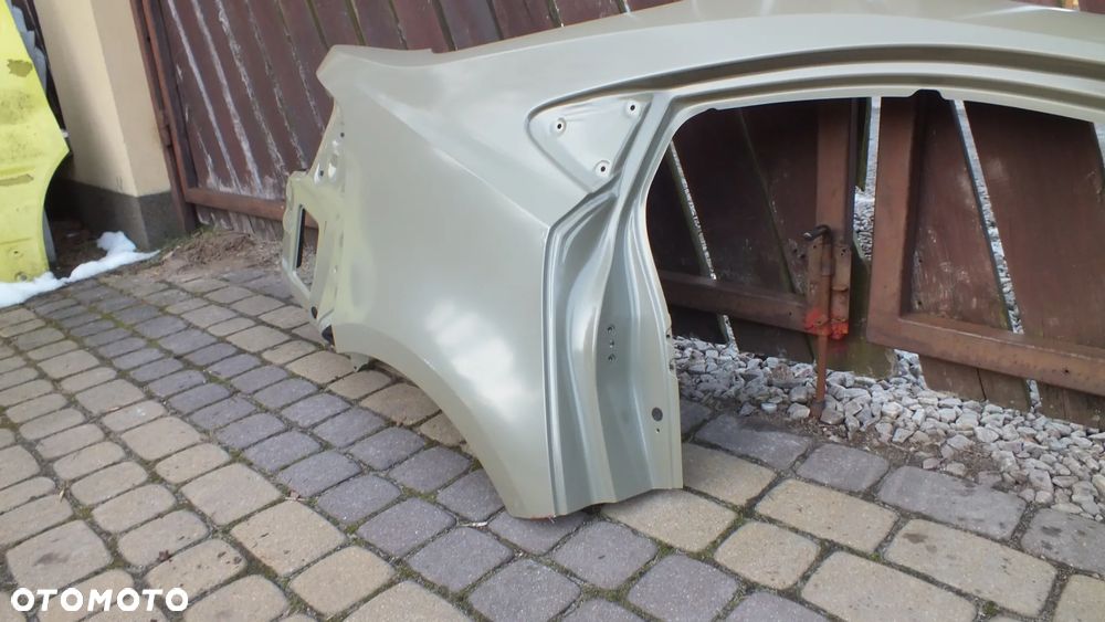 Błotnik tylny prawy Toyota Corolla e21 sedan - 2