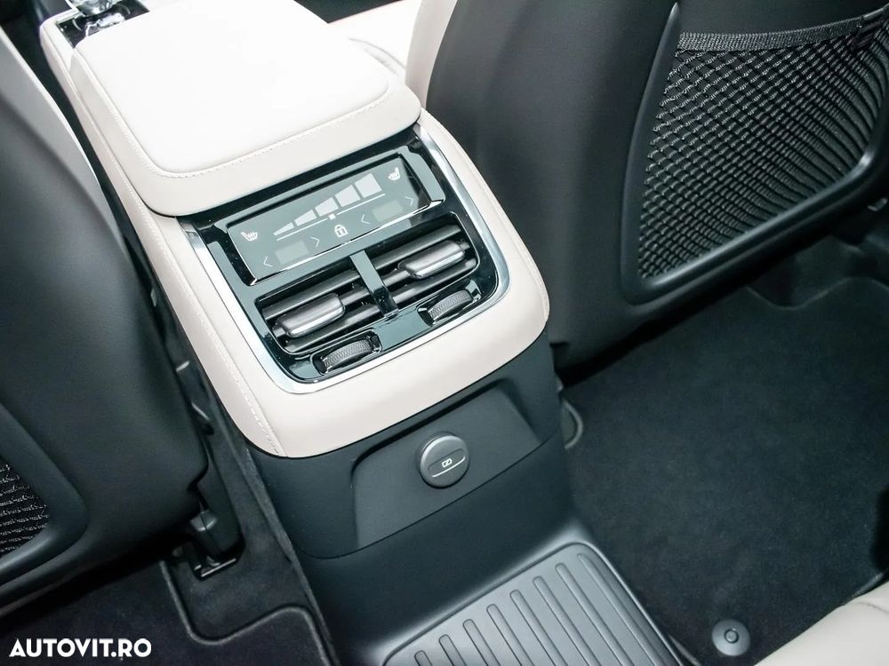 Volvo XC 90 T8 AWD Plug-in Hybrid Ultra Dark - 17