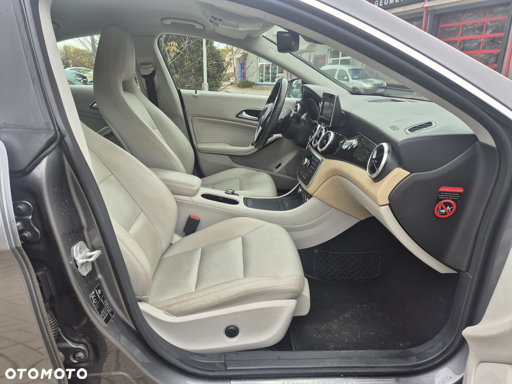 Mercedes-Benz CLA 200 7G-DCT UrbanStyle Edition - 15