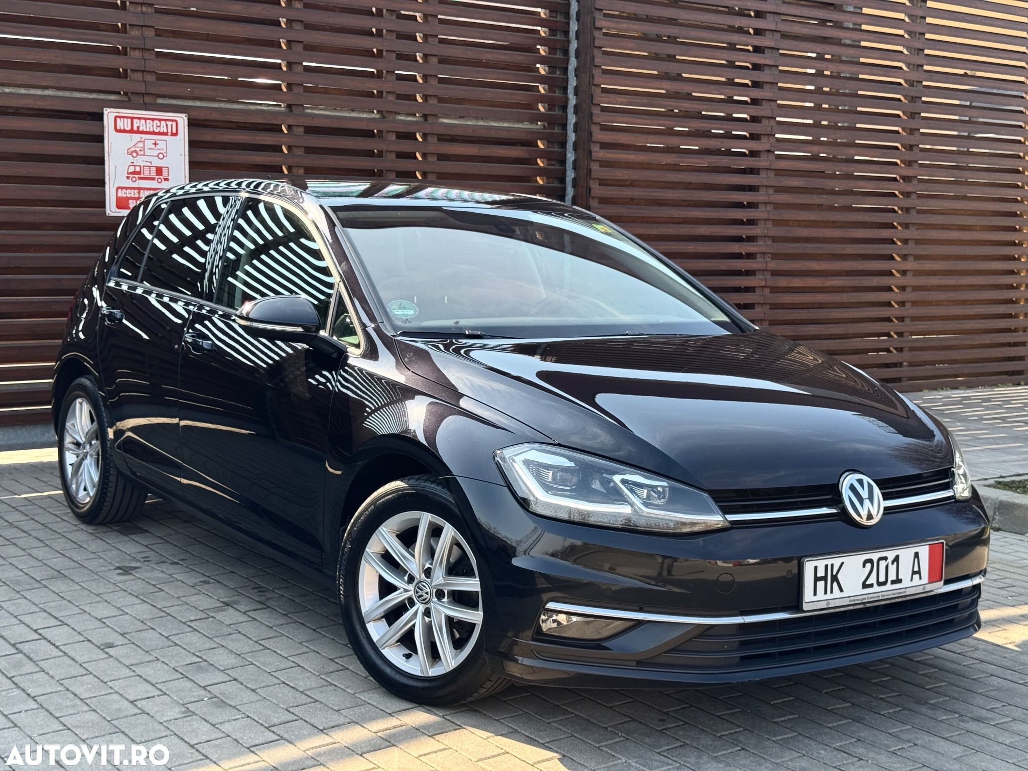 Volkswagen Golf - 1
