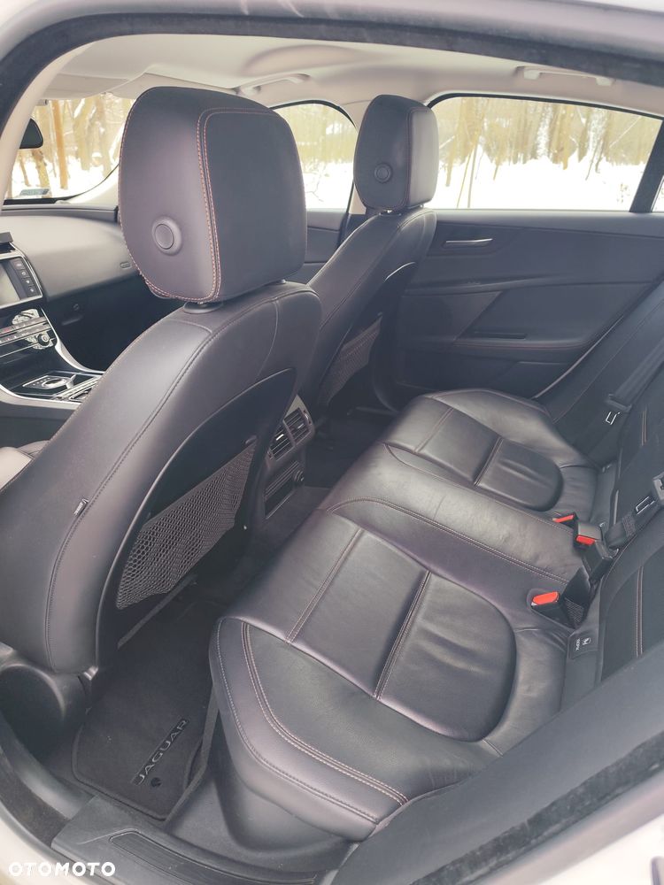 Jaguar XE 2.0 D Prestige - 9
