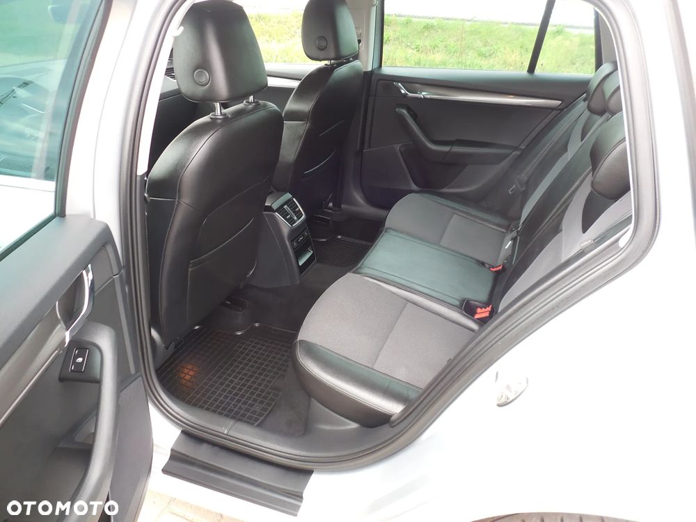 Skoda Octavia Combi 2.0 TDI Sportline - 16