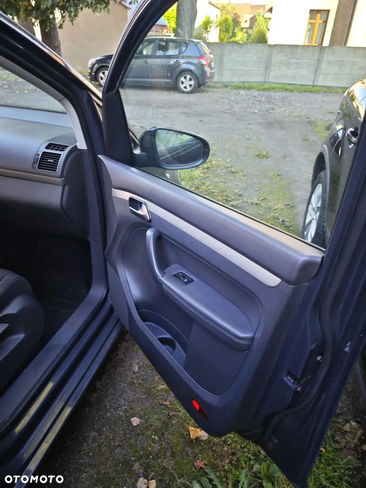 Volkswagen Touran - 14